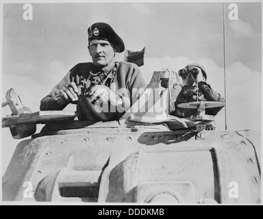 General Bernard L. Montgomery beobachtet seine Panzerdivision bei einer militärischen Operation, einem Schlüsselmoment im Kontext der Strategien des Zweiten Weltkriegs und der Führung auf dem Schlachtfeld. Stockfoto