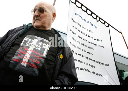 Teilnahme an Anti-Thatcher-T-Shirt getragen von einem Mitglied ein "fest der Magaret Thatcher Tod." Easington CIU. Stockfoto