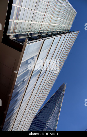 Die Basis des The Shard Office-Entwicklung an der London Bridge, auf der Suche nach oben schräg, London, UK Stockfoto