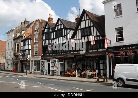 Historisches Stadtzentrum von Tewkesbury in Gloucestershire, England. Das Berkeley-Arms-Haus Stockfoto