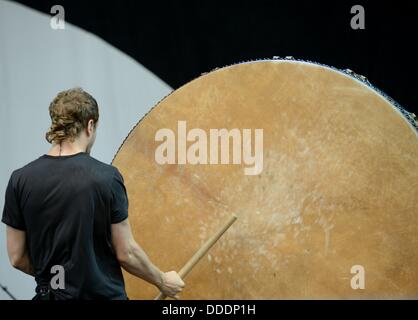 Philadelphia, Pennsylvania, USA. 31. August 2013. DAN REYNOLDS von IMAGINE DRAGONS, die live auf die 2013 Budweiser Made in America Festival das Festival ist in seiner zweiten Jahr statt in Philadelphia in den Parkway © Ricky Fitchett/ZUMAPRESS.com/Alamy Live Nachrichten Stockfoto