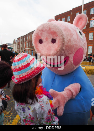 George Pig trifft Kinder beim siegreichen Festival 2013 in Portsmouth Historic Dockyard Stockfoto