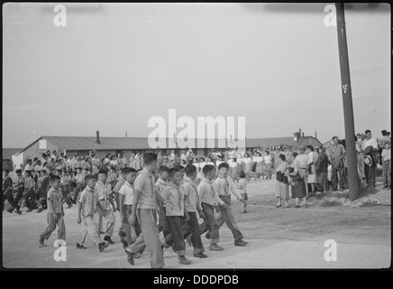 Ein Foto vom Granada Relocation Center in Amache, Colorado, zeigt eine Sommer-Karnevalsparade für die Internierten. Diese Veranstaltung bot einen seltenen Moment der Entspannung während ihrer Internierung. Stockfoto