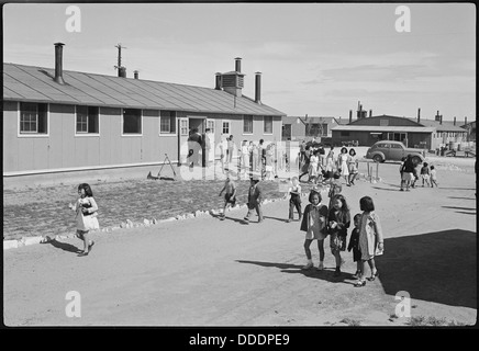 Dieses Foto zeigt eine Szene von der Boy Scout Memorial Day Parade im Granada Relocation Center in Amache, Colorado. Die Parade fand während der Internierung japanischer Amerikaner im Zweiten Weltkrieg statt Stockfoto