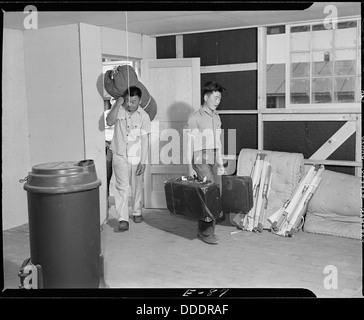 Junge Evakuierte, die während der Internierung im Zweiten Weltkrieg ihre persönlichen Gegenstände in das Granada Relocation Center in Amache, Colorado, transportierten. Stockfoto