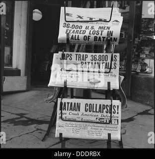 Dieses Foto zeigt Zeitungen vom 9. April 1942 in Hayward, Kalifornien, die den Fall Bataans während des Zweiten Weltkriegs und die Evakuierung amerikanischer und philippinischer Streitkräfte dokumentieren. Dieses Ereignis war im Pazifikkrieg von zentraler Bedeutung. Stockfoto