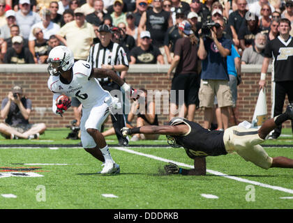 31. August 2013 - Cincinnati, Ohio, Vereinigte Staaten von Amerika - 31. August 2013: Cincinnati Bearcats Wide Receiver Anthony McClung (6) vermeidet einen Zweikampf während einem Punt return während eines Spiels der NCAA zwischen die Cincinnati Bearcats und Purdue Boilermakers Nippert-Stadion in Cincinnati, OH. Die Cincinnati Bearcats besiegte die Purdue Boilermakers 42-7. Stockfoto