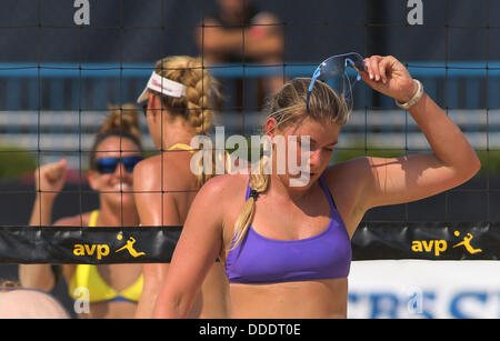 Cincinnati, Ohio, USA. 31. August 2013. SARAH-DAY auf der rechten Seite reagiert auf die Niederlage in der AVP Cincinnati Open. Auf Samstag, 31. August 2013 Carl Lindner Familie Tennis Center in Mason, Ohio. Als sie und ihr Partner verliert das Team von KERRI WALSH JENNINGS und WHITNEY PAVLIK. Ernest Coleman/ZUMAPRESS.com/Alamy © Live-Nachrichten Stockfoto