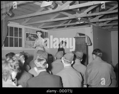 Dieses Foto zeigt die erste USO-Show (United Services Organizations), die im Jerome Relocation Center in Dermott, Arkansas, während des Zweiten Weltkriegs stattfand. Stockfoto