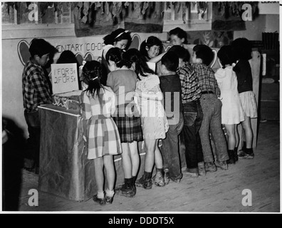 Kinder der vierten Klasse im Jerome Relocation Center in Dermott, Arkansas, arbeiten mit Hilfe ihres Lehrers an Schulprojekten. Jerome war eines der Internierungslager für Japaner im Zweiten Weltkrieg Stockfoto