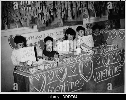 Kinder der vierten Klasse im Jerome Relocation Center in Dermott, Arkansas, nehmen an einer Aktivität Teil, die das tägliche Leben in diesem Internierungslager aus dem Zweiten Weltkrieg reflektiert. Stockfoto