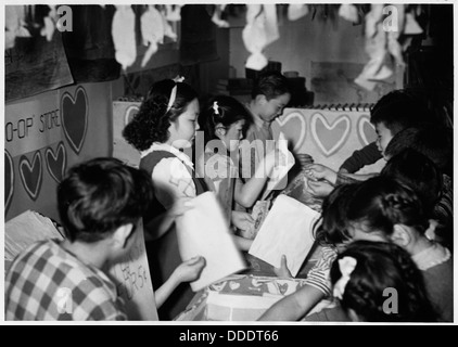 Im Jerome Relocation Center in Dermott, Arkansas, werden Schüler der vierten Klasse gesehen, die unter der Leitung ihres Lehrers gemeinsam an einem Klassenprojekt arbeiten. Stockfoto
