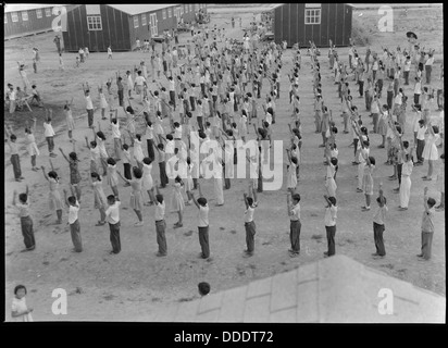 Kinder der 5. Und 6. Klasse im Jerome Relocation Center in Dermott, Arkansas, nehmen während des Zweiten Weltkriegs an körperlichen Übungen Teil Stockfoto