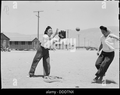 Dieses Foto zeigt ein nahes Spiel an der dritten Basis während eines Übungsspiels im Manzanar Relocation Center in Kalifornien. Das Zentrum war eines der Internierungslager während des Zweiten Weltkriegs, in dem japanische Amerikaner festgehalten wurden. Stockfoto