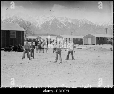 Im Manzanar Relocation Center in Kalifornien spielen Jungen kurz nach ihrer Ankunft im Internierungslager ein Ballspiel. Dies spiegelt das Leben in den Lagern während des Zweiten Weltkriegs wider Stockfoto