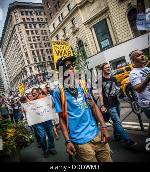 Manhattan, New York. 31. August 2013. Demonstranten gegen die USA in einen Krieg mit Syrien auf der 6th Avenue. © Bailey-Cooper Fotografie/Alamy Live-Nachrichten Stockfoto