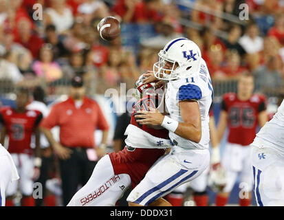 31. August 2013 - Nashville, TN, USA - Kentucky Wildcats Quarterback Maxwell Smith (11) fummelte den Ball wie er von Western Kentucky Hilltoppers Linebacker Bar'ee Boyd (40) getroffen wurde, als WKU UK 35-26 bei LP Field auf Samstag, 31. August 2013 in Nashville, Tennessee Fotos von Mark Cornelison besiegte | Personal (Kredit-Bild: © Lexington Herald-Leader/ZUMAPRESS.com) Stockfoto