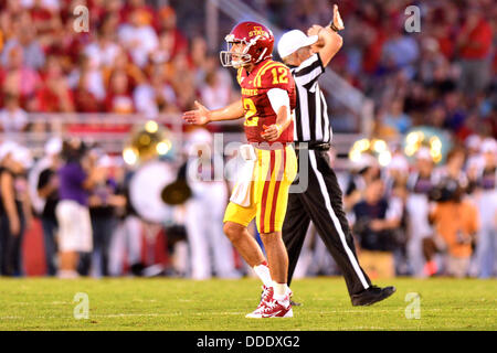 31. August 2013 - Ames, Iowa, Vereinigte Staaten von Amerika - 31. August., 2013: Iowa State Quarter wieder Sam Richardson während der NCAA Football-Spiel zwischen den Iowa State Zyklonen und Northern Iowa Panthers im Jack Trice Stadium in Ames, Iowa verwirrt auf den Spiel-Anruf war... KE-Lu/CSM Stockfoto