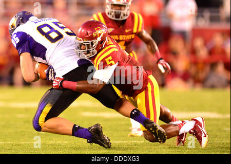 31. August 2013 - Ames, Iowa, Vereinigte Staaten von Amerika - 31. August., 2013: Iowa State DB Jacques Washington machte einen Zweikampf wieder UNI WR Brett LeMaster während der NCAA Football-Spiel zwischen den Iowa State Zyklonen und Northern Iowa Panthers im Jack Trice Stadium in Ames, Iowa... KE-Lu/CSM Stockfoto