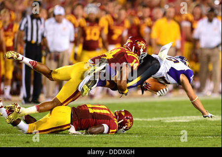 31. August 2013 - Ames, Iowa, Vereinigte Staaten von Amerika - 31. August., 2013: Iowa State LB Jared Brackens machen einen Zweikampf während der NCAA Football-Spiel zwischen den Iowa State Zyklonen und Northern Iowa Panthers bei Jack Trice Stadium in Ames, Iowa... KE-Lu/CSM Stockfoto