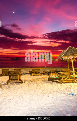 Eine lebendige, bunte Sonnenuntergang über einem tropischen Strand in Asien Stockfoto