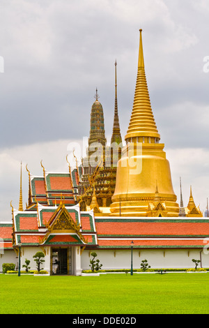 Blick auf die Westseite des Wat Phra Kaeo, Bangkok, aus dem Grand Palace. Stockfoto
