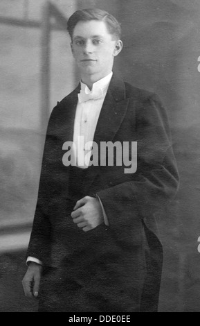 Schwarz-Weiß ca. 1920 Fotograf. Junger Mann, Cyril Fairman, Tanzkapelle Führer, stehend, posiert in weißem Hemd, Fliege und Abendjacke. Stockfoto