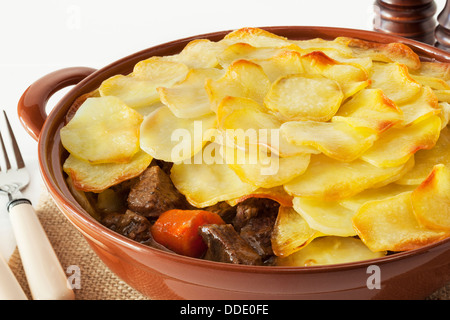 Lancashire Hotpot - regionale Spezialität Lancashire Hotpot, Lamm und Gemüse garniert mit in Scheiben geschnittenen Kartoffeln und Ofen gebacken... Stockfoto