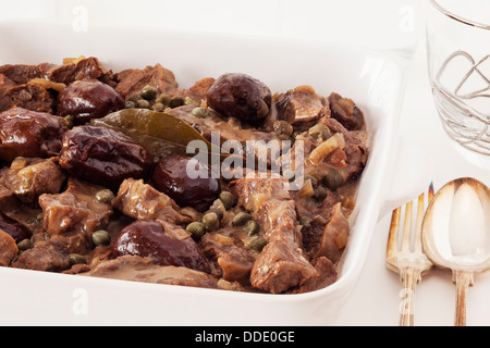 Rindfleisch mit Bier und Termine - ein leckere und ungewöhnliche Winter-Eintopf mit Medjool Datteln, Kapern, stämmig und Creme. Stockfoto