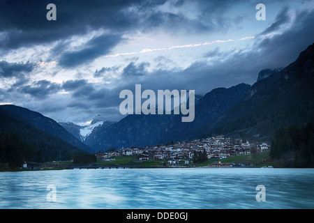 Lago di Auronzo (Lago Di Santa Caterina) bei Dämmerung, Dolomiten Alpen Italien Stockfoto