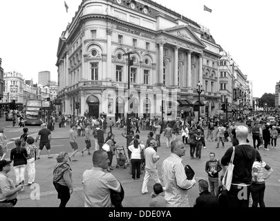 Menschen in Piccadilly Circus, City of Westminster, London Stockfoto