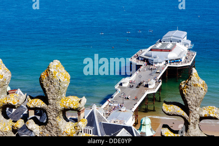 Ein Blick auf den Pier vom Kirchturm bei Cromer, Norfolk, England, Vereinigtes Königreich. Stockfoto