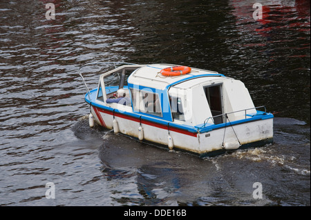 Boot auf dem Fluss Ouse in der Stadt York North Yorkshire England UK Stockfoto