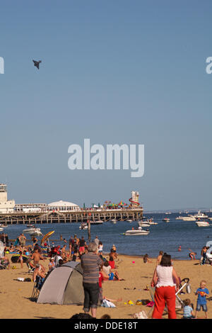 Bournemouth, UK Samstag, 31. August 2013. Eine gemeldete 404.000 Menschen strömten ans Meer zu beobachten am dritten Tag des Bournemouth Air Festival und das warme sonnige Wetter zu genießen. Taifun überfliegt Stockfoto