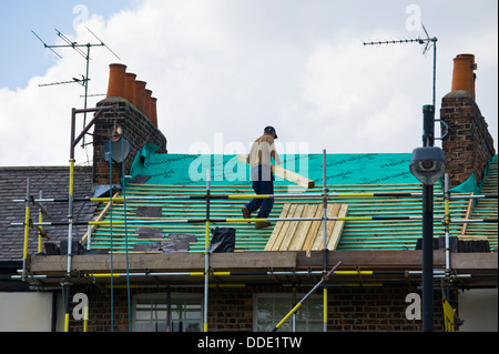 Baumeister, die Arbeiten am Dach des historischen Gebäudes in der Stadt York North Yorkshire England UK Stockfoto