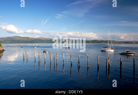 Aberdovey Aberdyfi Boote im Hafen Mündung Fluss mit Liegeplatz Beiträge im Vordergrund Gwynedd Mid Wales UK Stockfoto