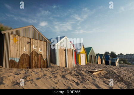 Abersoch Strandhütten bei Sonnenaufgang zu dämmern Cardigan Halbinsel Gwynedd North Wales UK Stockfoto