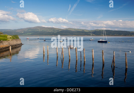 Aberdovey Aberdyfi Boote im Hafen Mündung Fluss mit Liegeplatz Beiträge im Vordergrund Gwynedd Mid Wales UK Stockfoto