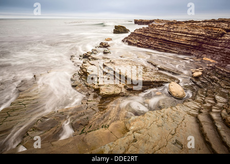 Die schroffen Felsen und Klippen des Montana de Oro State Park in Kalifornien. Stockfoto