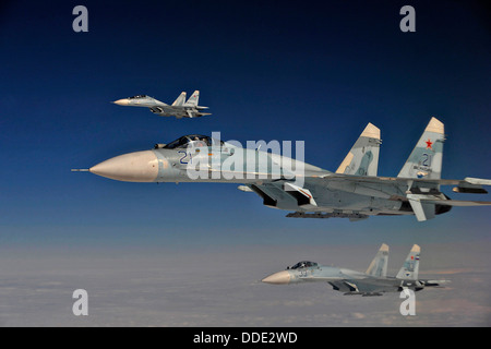 Russischen Föderation Air Force Su-27 Kampfflugzeuge Abfangen einer simulierten entführten Flugzeugs während der Übung wachsam Eagle 27. August 2013 über Alaska. Wachsam Eagle ist eine jährliche Übung entwickelt, um Anti-Terror-Zusammenarbeit zwischen russischen, kanadischen und amerikanischen Luftstreitkräfte zu erhöhen. Stockfoto