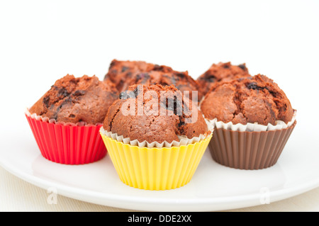 Schokoladen-Muffins mit Heidelbeeren auf weißen Teller Stockfoto