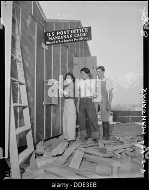 Manzanar Relocation Center, Manzanar, Kalifornien. Evakuierten japanischer Abstammung erfreuen sich Post... 536853 Stockfoto