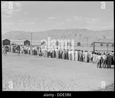 Dieses Foto zeigt Evakuierte im Manzanar Relocation Center in Kalifornien, die ein Baseballspiel beobachten. Manzanar war eines der Internierungslager, in dem japanische Amerikaner während des Zweiten Weltkriegs umgesiedelt wurden Stockfoto