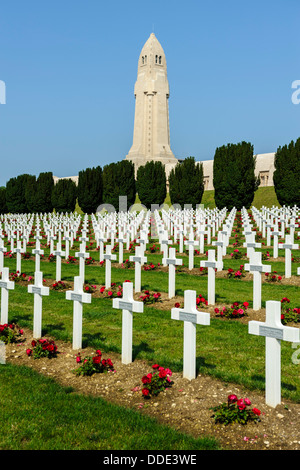 Soldatengräber beim französischen Militär-Friedhof in Douaumont, Verdun, Frankreich. Stockfoto