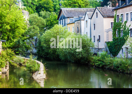 Häuser an den Ufern des Flusses Alzette im Grund Viertel von Luxemburg-Stadt. Stockfoto