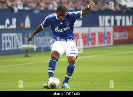 Schalke Jefferson Farfan spielt den Ball in der deutschen Bundesliga-Spiel zwischen dem FC Schalke 04 und Bayer 04 Leverkusen in Veltins-Arena in Gelsenkirchen, Deutschland, 31. August 2013. Foto: Friso Gentsch Stockfoto