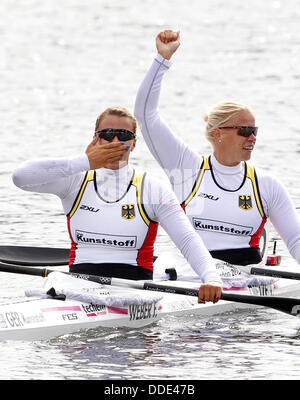 Franziska Weber (l) und Tina Dietze Deutschlands feiern gewinnen die K2 Frauen 200m Finale während der ICF Canoe Sprint World Championships in den Sportpark Wedau in Duisburg, Deutschland, 1. September 2013.  Foto: ROLAND WEIHRAUCH Stockfoto