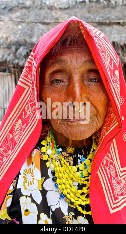 Eine Reife Kuna Indianerin trägt einen traditionellen Mola. Stockfoto