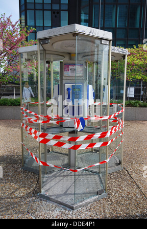 geschlossenen öffentlichen Telefonzelle La Defense Paris Frankreich Stockfoto