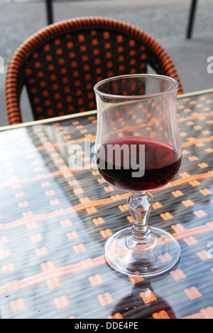 genießen ein Glas Rotwein auf der Terrasse Paris, Frankreich Stockfoto